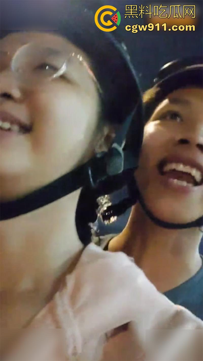 杭州巨乳母狗大胆露出,戴个眼镜颜值单纯可爱,想不到竟骚成这样,两颗饱满的大奶子,看着就让人流口水!-1