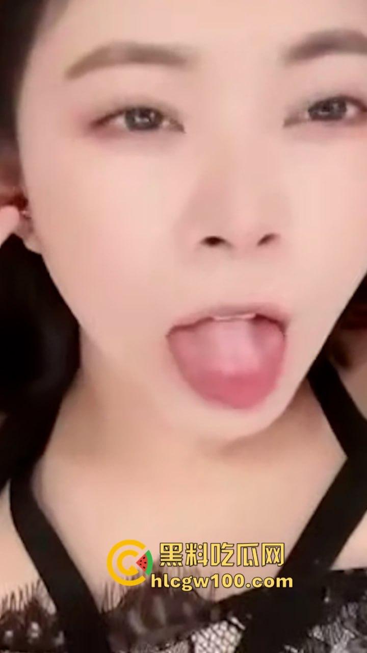 快手 75W粉主播【丸子长不大哦】大尺度裸舞自慰 穿着黑丝展示美腿美足和巨乳!-10