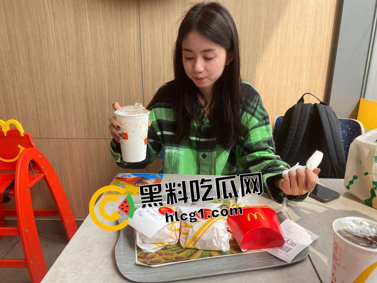 我的黑森林女友！性欲比阴毛还旺盛  粉嫩的小穴汁水十足 天生肉便器圣体-2