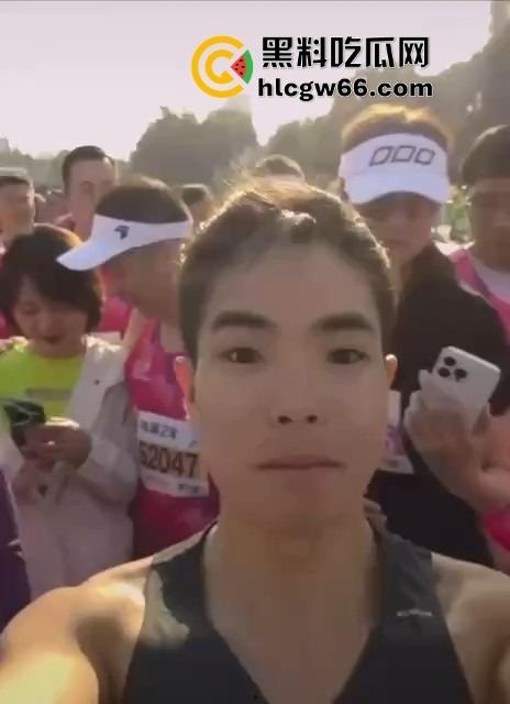 无锡马拉松直播变出轨大赏?远光软件董事长陈利浩牵手人妻边跑边秀恩爱,全国人民抖音围观奸夫淫妇!-6