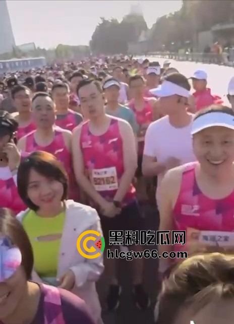 无锡马拉松直播变出轨大赏?远光软件董事长陈利浩牵手人妻边跑边秀恩爱,全国人民抖音围观奸夫淫妇!-8
