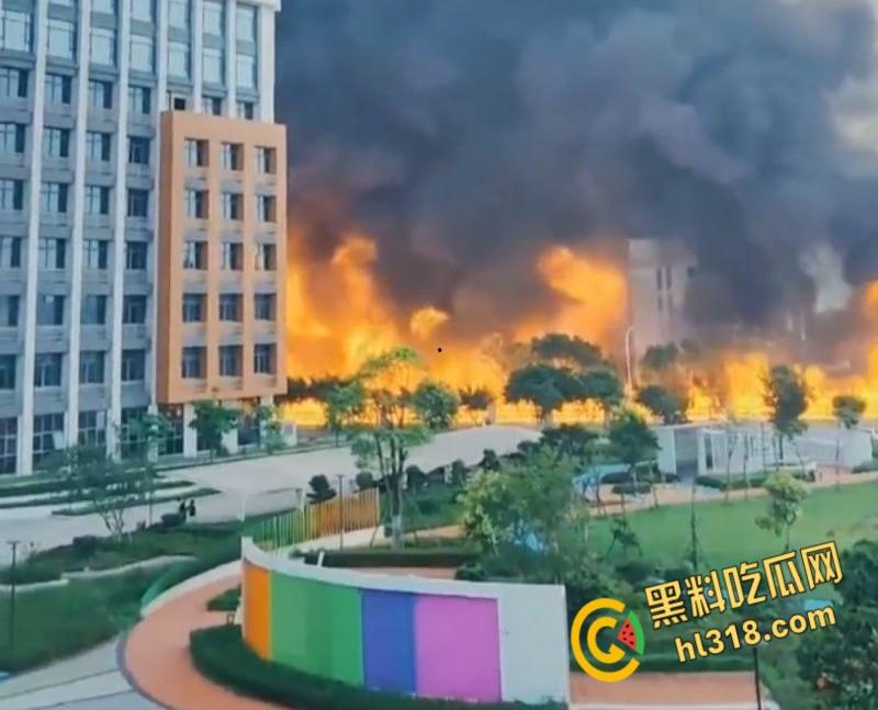 福清厂房大火黑烟吞没半城,黑烟冲天形势严峻,消防硬汉玩命压火硬刚,黑烟抢救零伤亡!-7