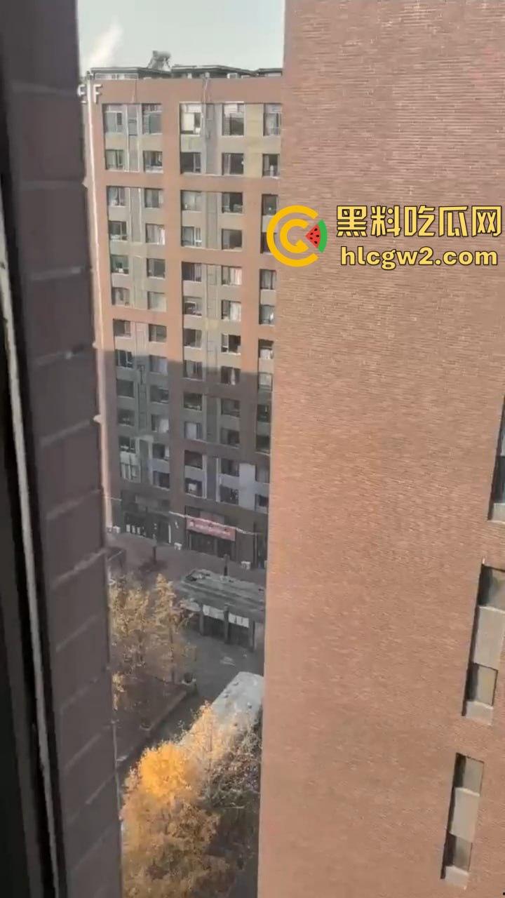 隔壁楼男子窗户边吊打女子调教 小皮鞭啪啪作响还疯狂RUA胸 奶子都反光了这拍视频的哥们真是个神!-6