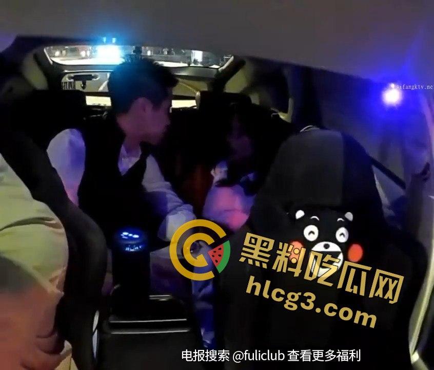 出租车后座福利大赏！情人节去酒店路上，司机淡定接客，吃鸡抠逼漏奶的刺激画面让人目瞪口呆！-5