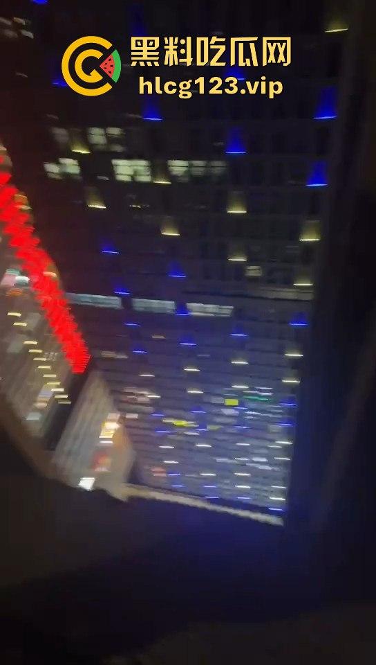 小姐姐为假金项链直播跳楼!商家不给退,网友却被她的好身材吸引!-1