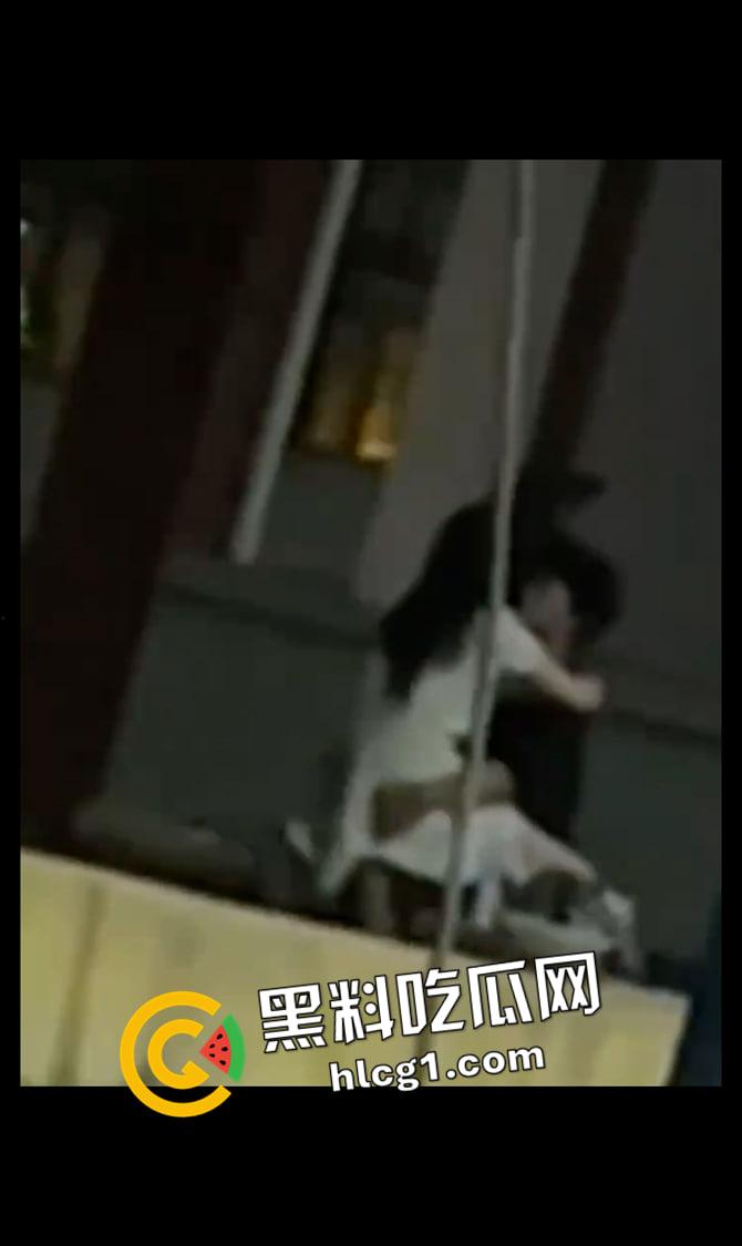 卫校小姐姐围观自己的好姐妹打野战 教学楼外干到失声大叫 现场视频流出-2