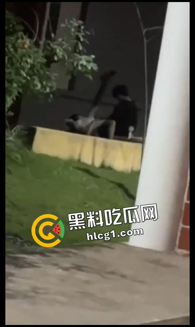 卫校小姐姐围观自己的好姐妹打野战 教学楼外干到失声大叫 现场视频流出-4