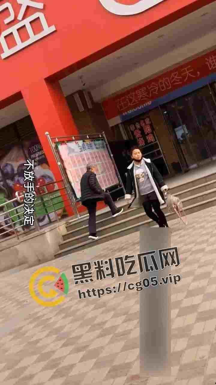 绝世老六!偷拍少妇上厕所 还要等别人出来跟别人说你的逼真黑-3