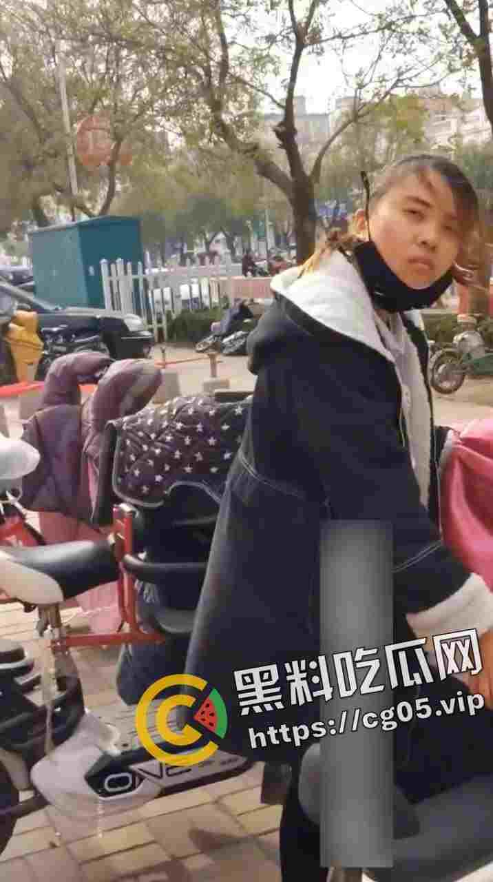 绝世老六!偷拍少妇上厕所 还要等别人出来跟别人说你的逼真黑-4