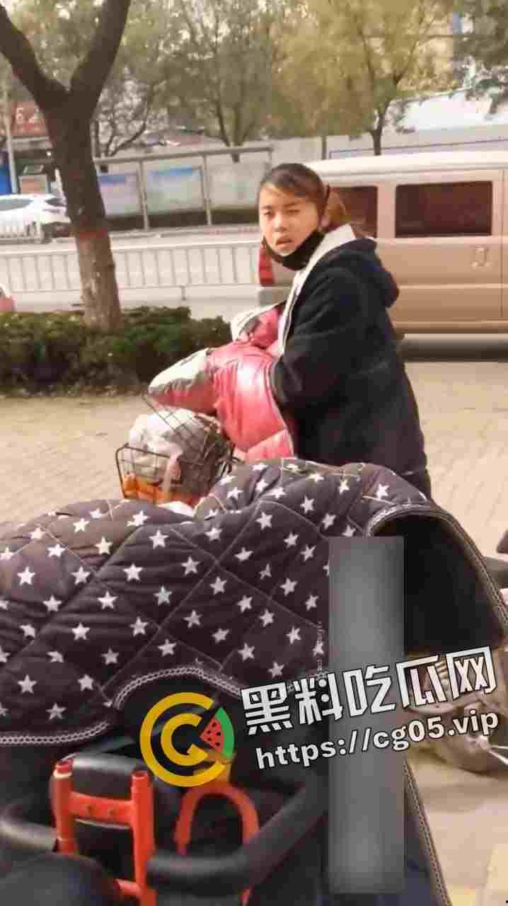 绝世老六!偷拍少妇上厕所 还要等别人出来跟别人说你的逼真黑-5