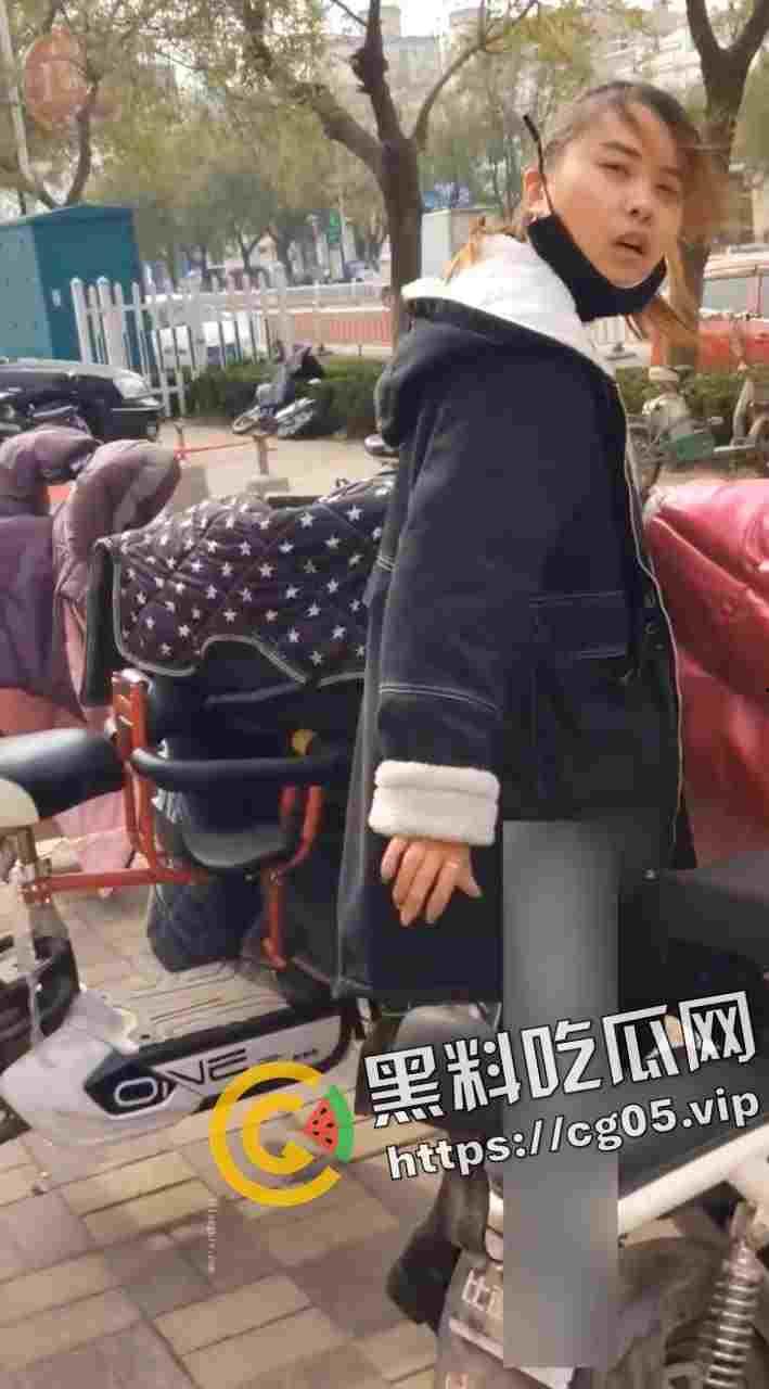 绝世老六!偷拍少妇上厕所 还要等别人出来跟别人说你的逼真黑-6