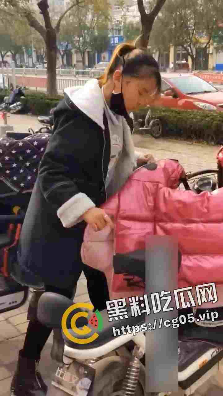 绝世老六!偷拍少妇上厕所 还要等别人出来跟别人说你的逼真黑-7