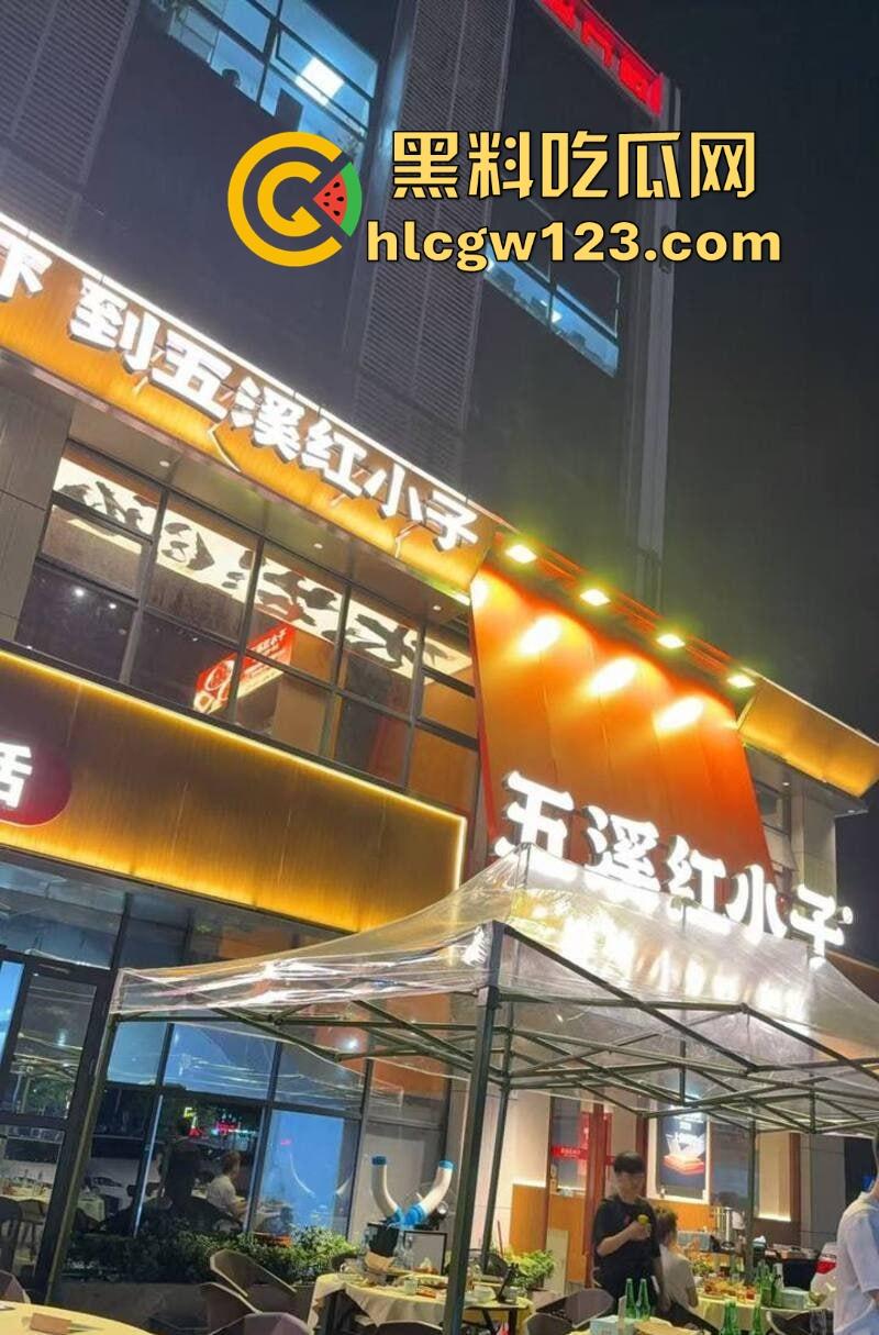 深圳五溪红小子餐厅惊爆大瓜!一对男女吃饭途中按捺不住去厕所激情啪啪 女方身材火辣 聊天记录曝光!-6