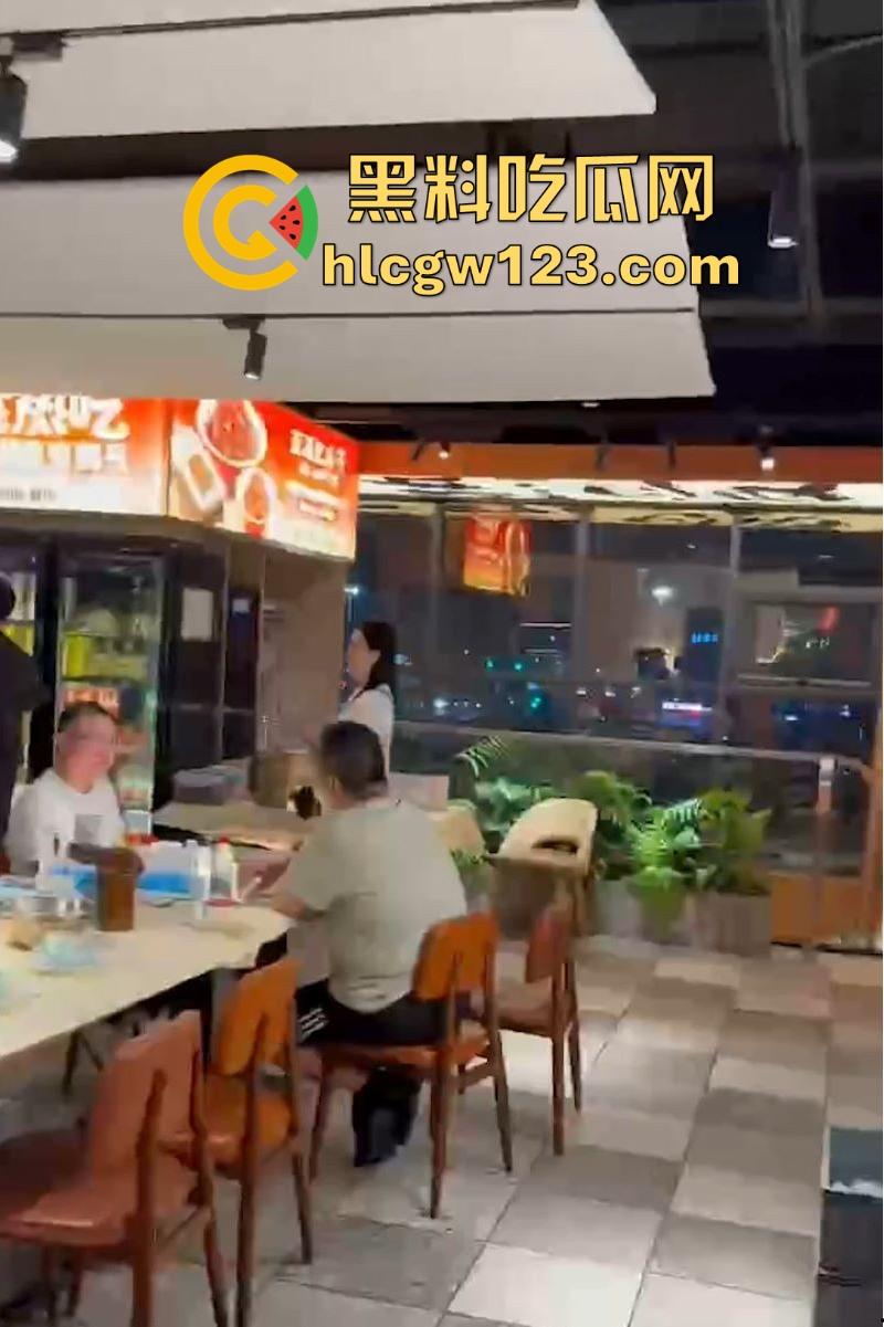 深圳五溪红小子餐厅惊爆大瓜!一对男女吃饭途中按捺不住去厕所激情啪啪 女方身材火辣 聊天记录曝光!-9