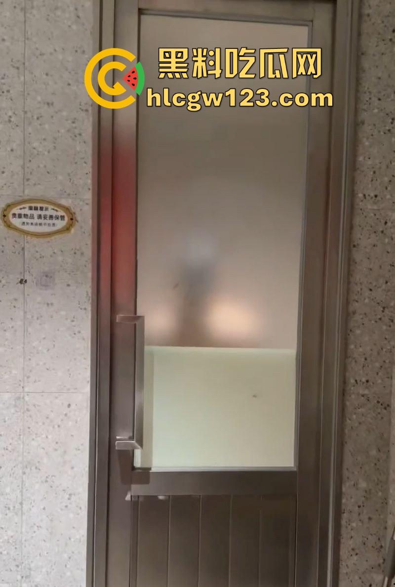 深圳五溪红小子餐厅惊爆大瓜!一对男女吃饭途中按捺不住去厕所激情啪啪 女方身材火辣 聊天记录曝光!-10