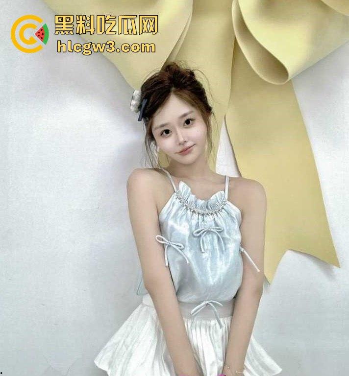 温州师范拜金荡妇【金依然】做外围 卖逼攒钱买名牌,揽客视频骚得不行,母狗姿势尽显吃相难看得要死!-1