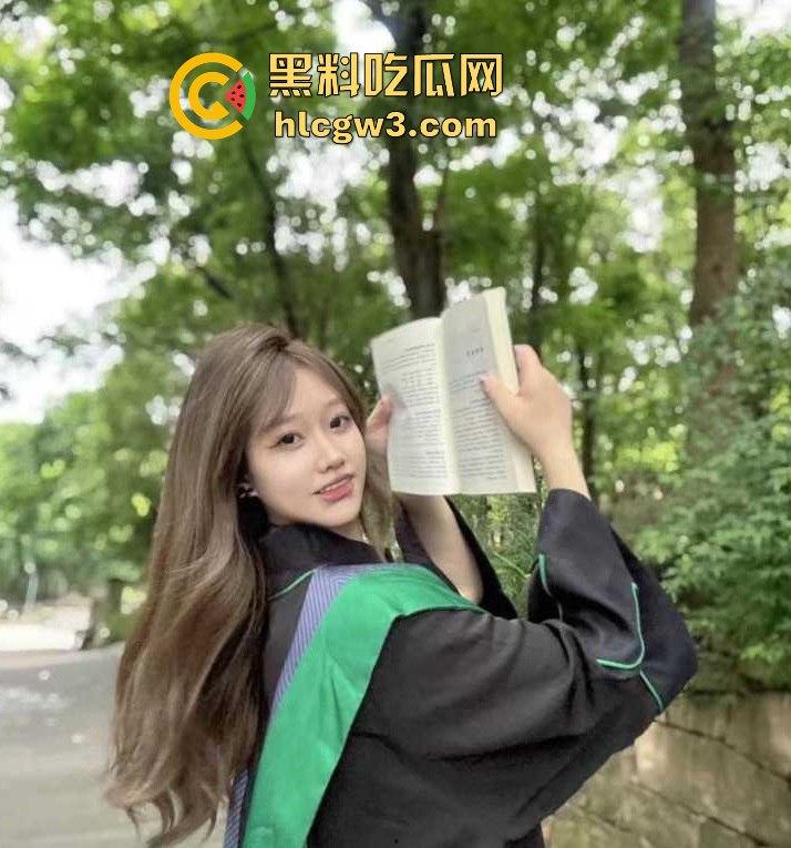 温州师范拜金荡妇【金依然】做外围 卖逼攒钱买名牌,揽客视频骚得不行,母狗姿势尽显吃相难看得要死!-11