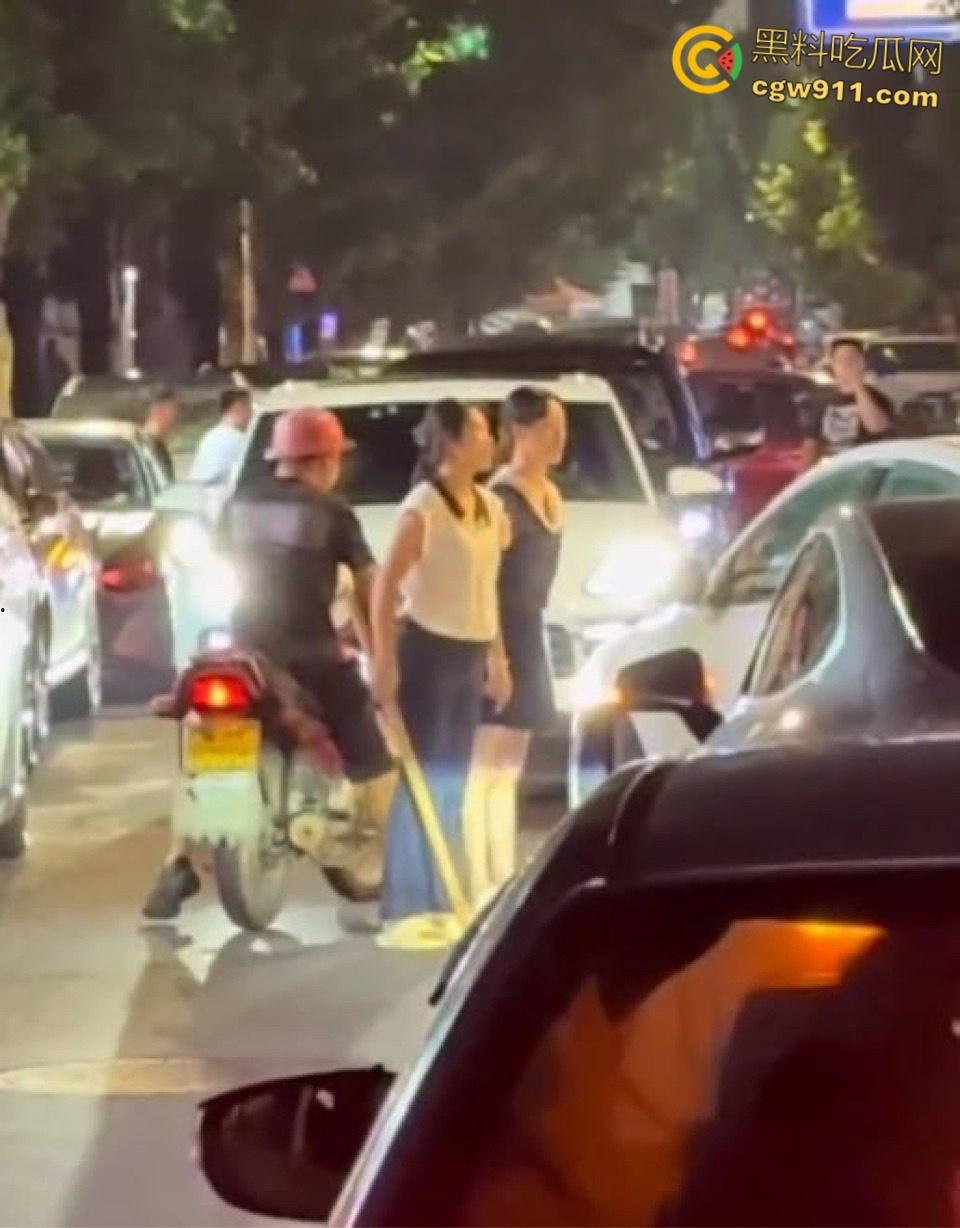 广东肇庆冯云小学附近捉小三现场大曝光,妻子怒火中烧堵截奸夫淫妇,停车场围堵拉扯惊心动魄!-2