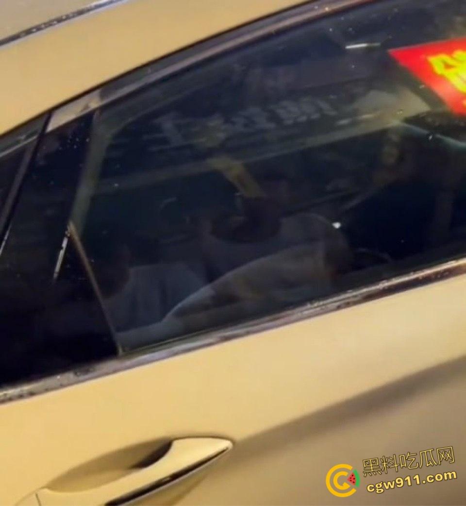 广东肇庆冯云小学附近捉小三现场大曝光,妻子怒火中烧堵截奸夫淫妇,停车场围堵拉扯惊心动魄!-5