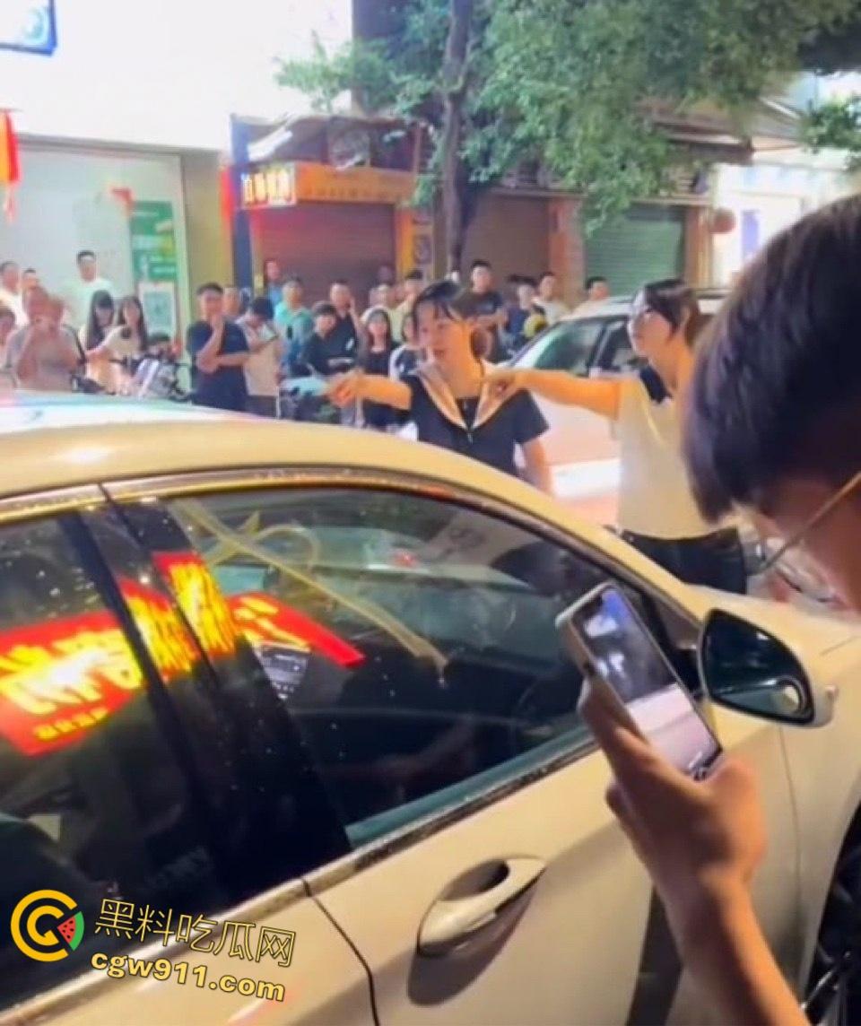 广东肇庆冯云小学附近捉小三现场大曝光,妻子怒火中烧堵截奸夫淫妇,停车场围堵拉扯惊心动魄!-7