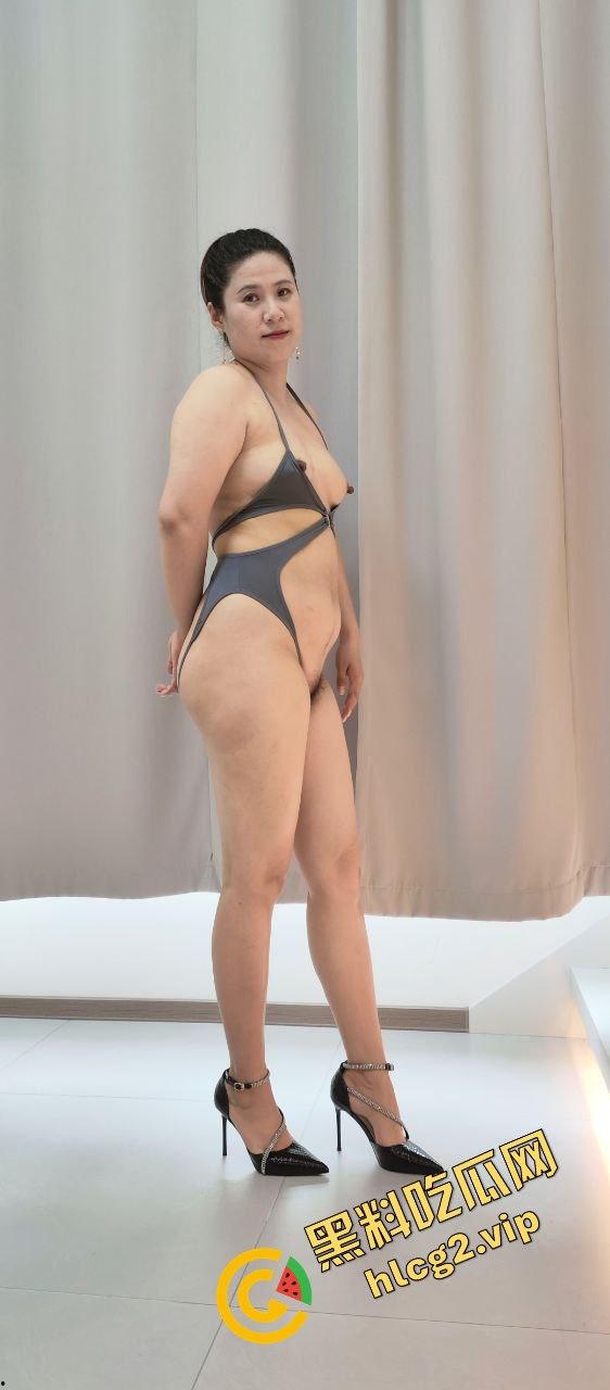 熟女人妻黑木耳自拍曝光!木耳黑得让人直呼看不清了-2