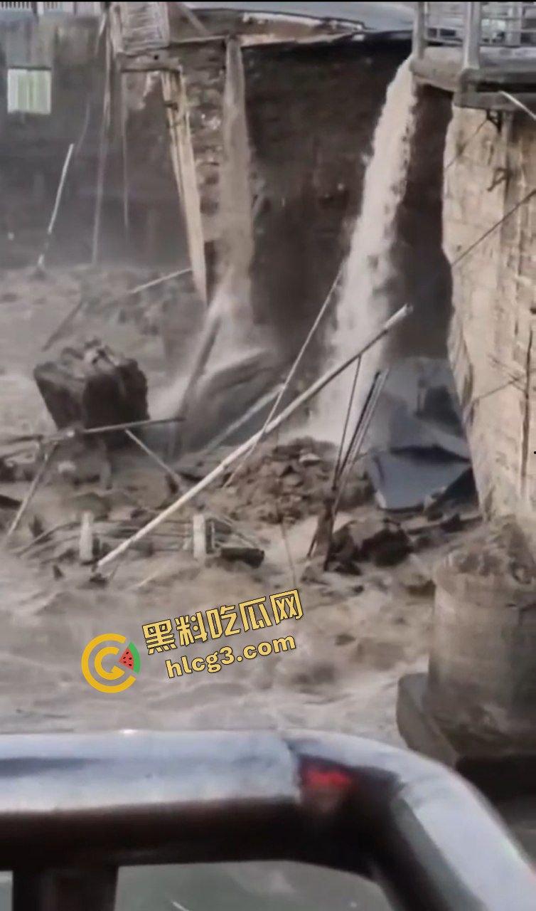 大桥崩塌现场!贵州三穗县龙庭大桥塌陷 及时封桥 无人伤亡-5