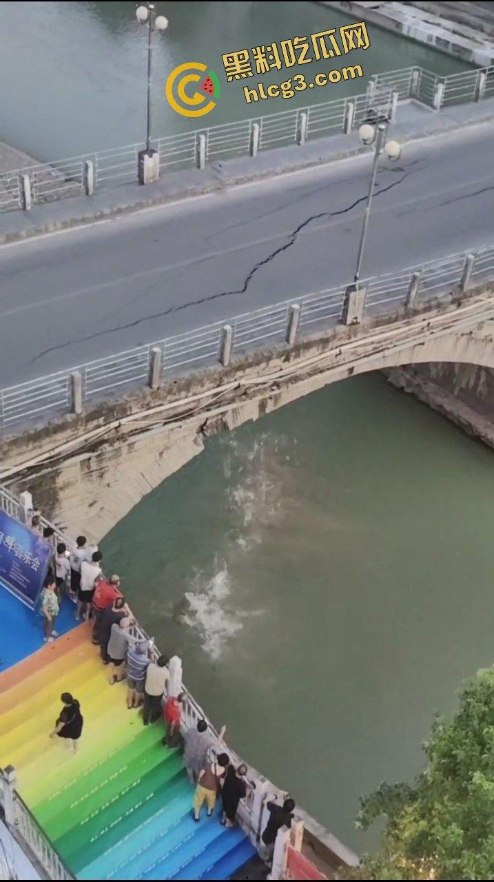 大桥崩塌现场!贵州三穗县龙庭大桥塌陷 及时封桥 无人伤亡-7