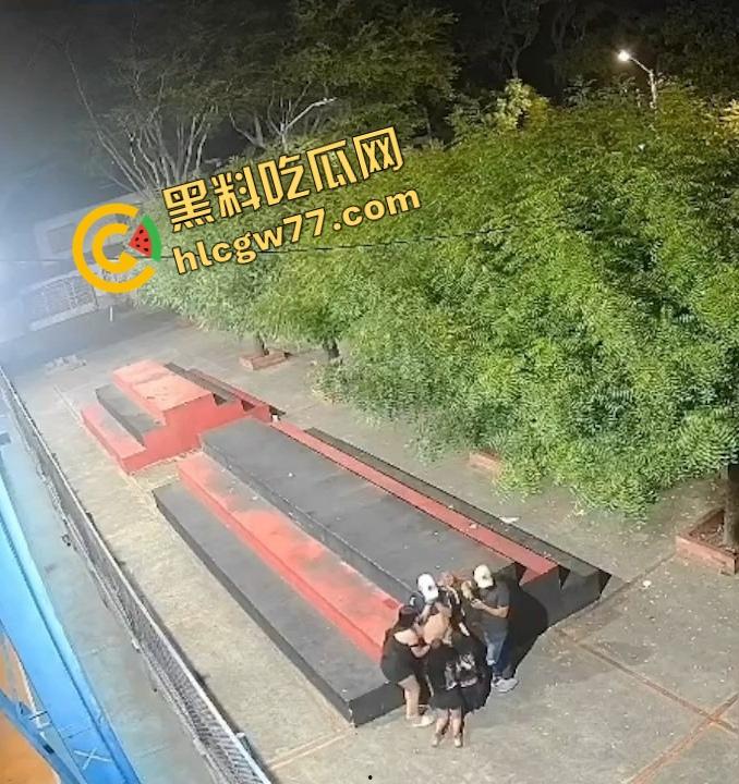 厦门公园老外深夜玩群P,三女被操到浪叫,站立口交野战内射,监控拍下简直野得离谱!-3