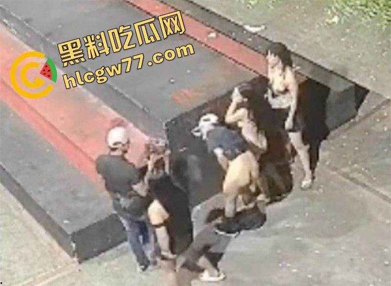 厦门公园老外深夜玩群P,三女被操到浪叫,站立口交野战内射,监控拍下简直野得离谱!-6