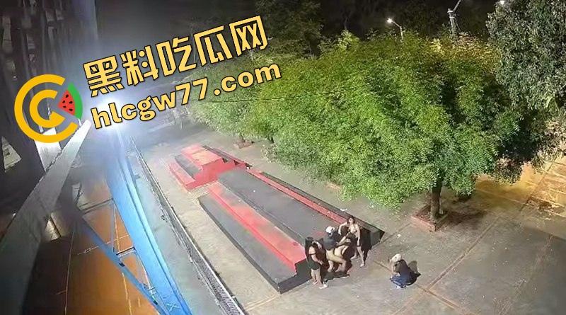 厦门公园老外深夜玩群P,三女被操到浪叫,站立口交野战内射,监控拍下简直野得离谱!-7