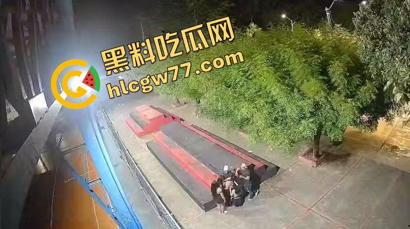 厦门公园老外深夜玩群P,三女被操到浪叫,站立口交野战内射,监控拍下简直野得离谱!-11