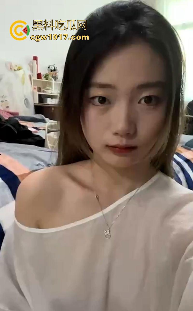 广西大学清纯大一女大【叶雯雯】可爱学妹露脸自慰,私下无比风骚,粉嫩小穴被男友爆操到合不拢!-4