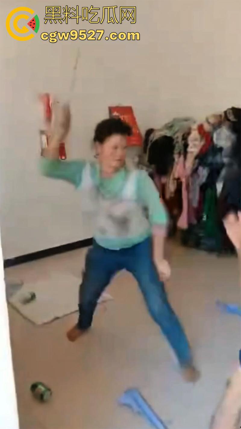 广西00后夫妻吵架,疯狂殴打完全不顾孩子哭喊,小婴儿在地上无助的趴,真是让人看着心疼啊!-1