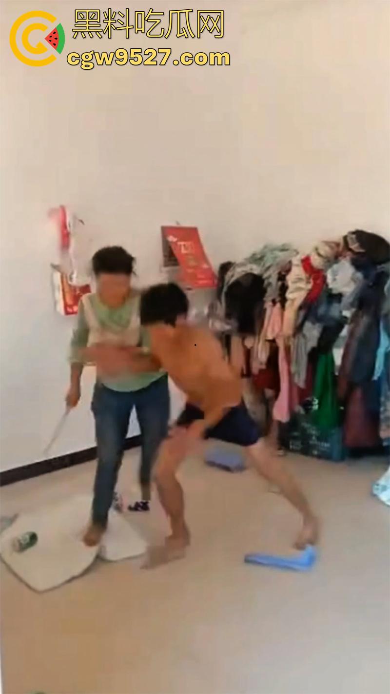 广西00后夫妻吵架,疯狂殴打完全不顾孩子哭喊,小婴儿在地上无助的趴,真是让人看着心疼啊!-3