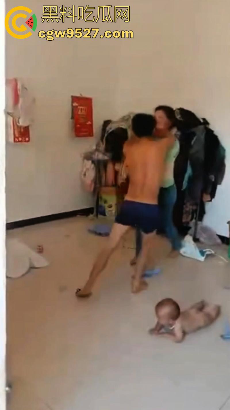 广西00后夫妻吵架,疯狂殴打完全不顾孩子哭喊,小婴儿在地上无助的趴,真是让人看着心疼啊!-6