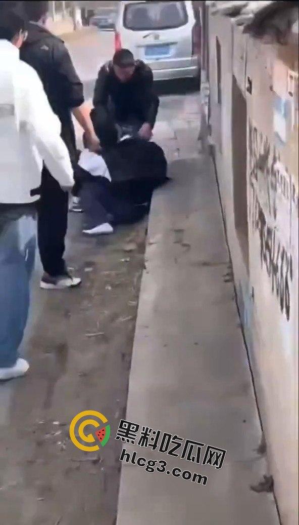 勇敢的小伙，这才是面对校园霸凌的正确方式，就是反击回去！-4