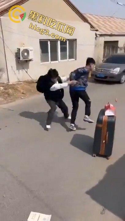 勇敢的小伙，这才是面对校园霸凌的正确方式，就是反击回去！-9