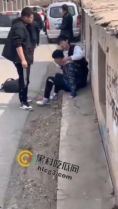 勇敢的小伙，这才是面对校园霸凌的正确方式，就是反击回去！-10