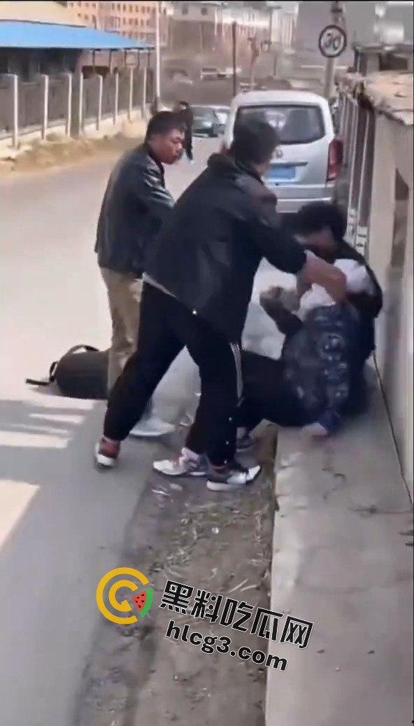 勇敢的小伙，这才是面对校园霸凌的正确方式，就是反击回去！-11