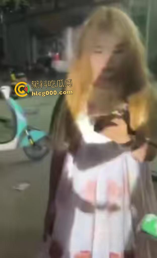 精神小伙脚踏两条船,前女友暴揍黄毛现女友,前女友还借钱和车给小伙用,直接欠一屁股债!-4