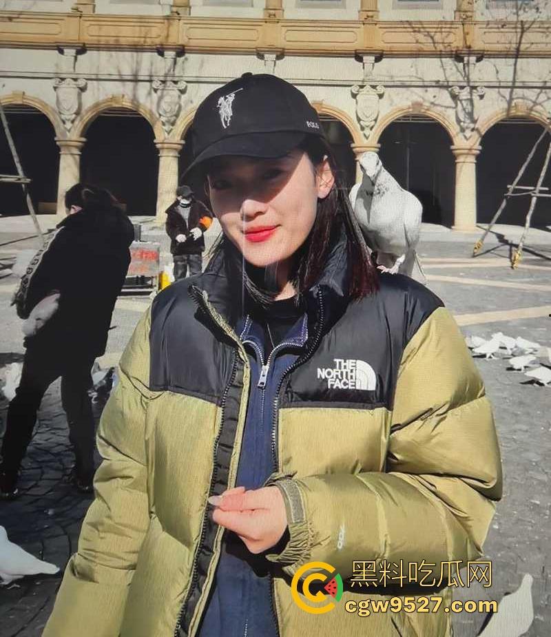 安徽工商学院00后嫩妹【李小晴】性爱私拍曝光,身材娇小却臀部饱满,无套情趣装火辣诱人,蜜汁肥穴淫水狂流!-3