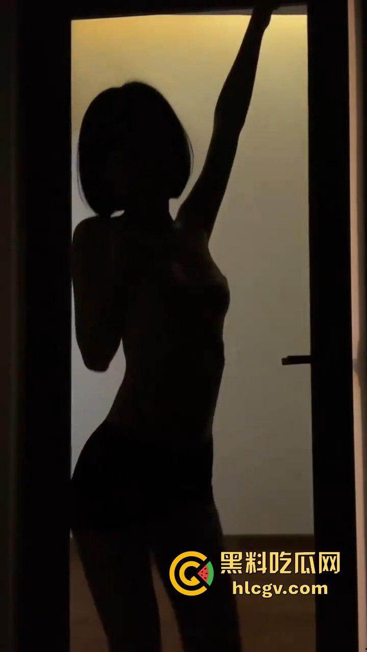 抖音网红开关灯变装骚操作之非常规抖音!美乳摇晃露乳撩人,灯光一暗一明,个个都让人上头!-7