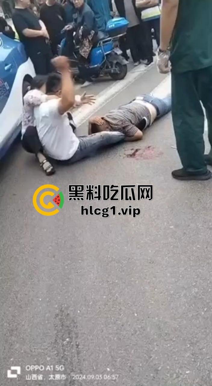 太原街头血腥一幕!男子酒驾撞车后持砖暴打司机,周围群众冷眼旁观吃瓜!-1