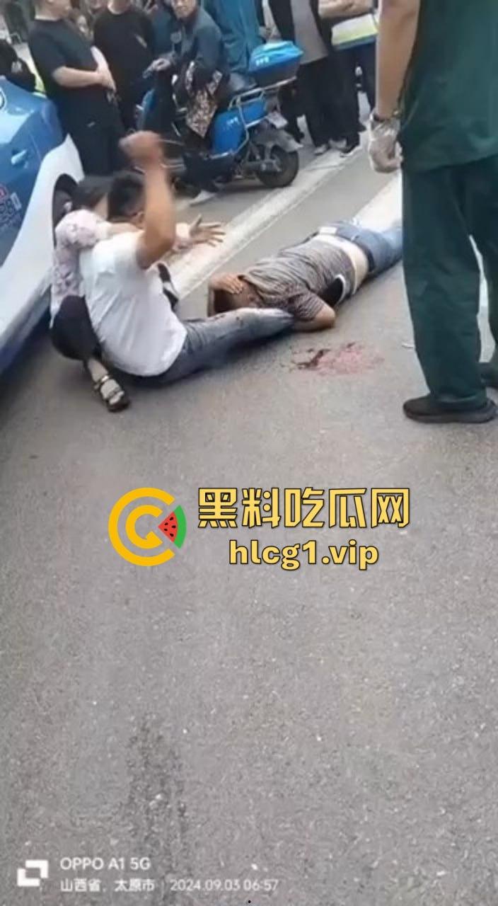 太原街头血腥一幕!男子酒驾撞车后持砖暴打司机,周围群众冷眼旁观吃瓜!-2