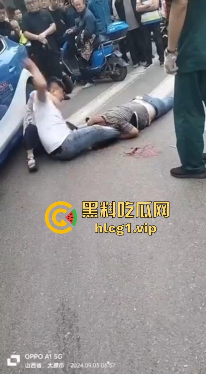 太原街头血腥一幕!男子酒驾撞车后持砖暴打司机,周围群众冷眼旁观吃瓜!-6