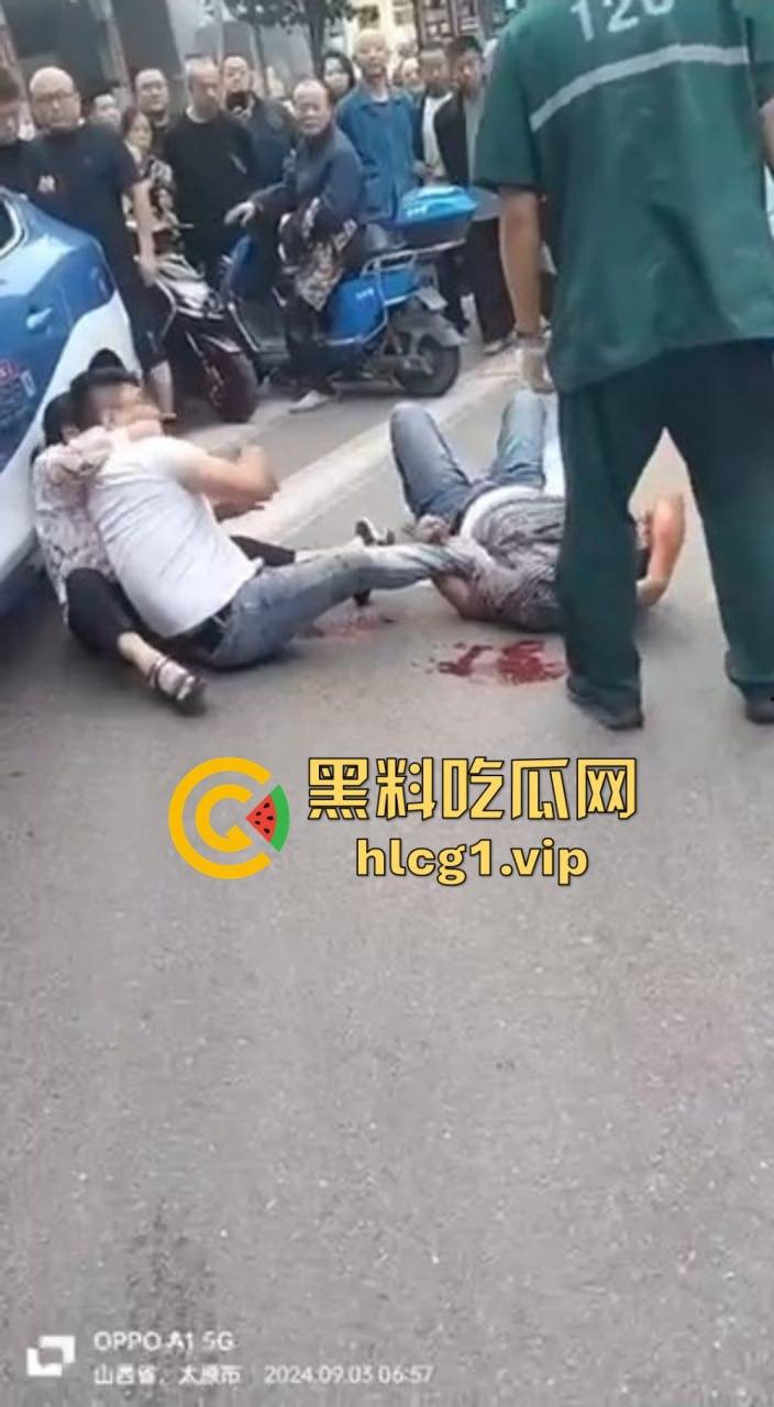 太原街头血腥一幕!男子酒驾撞车后持砖暴打司机,周围群众冷眼旁观吃瓜!-7
