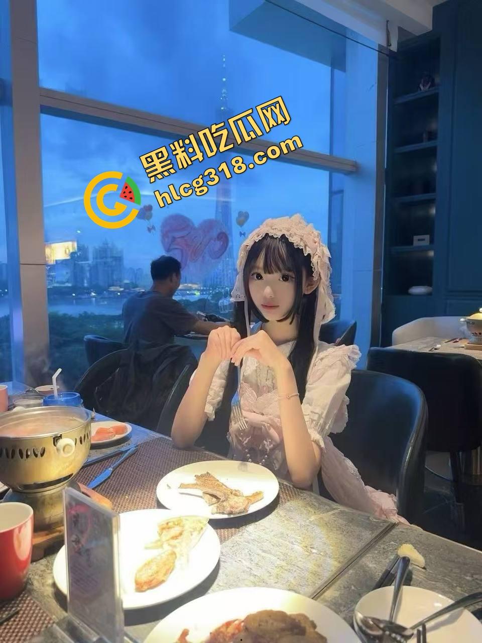 谁家新娘这么骚?头纱刚戴上,屌就塞进嘴里,高跟鞋一跪就开始吃鸡,男友边干边录发兄弟群!-1