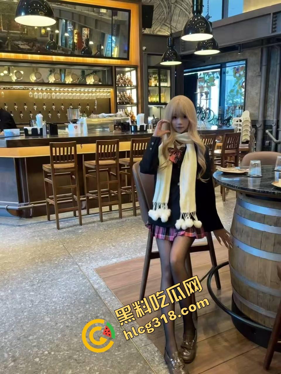 谁家新娘这么骚?头纱刚戴上,屌就塞进嘴里,高跟鞋一跪就开始吃鸡,男友边干边录发兄弟群!-2