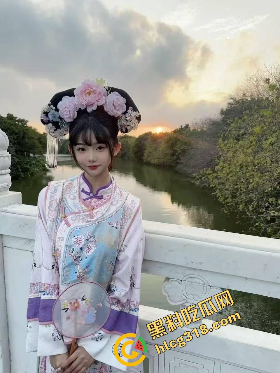 谁家新娘这么骚?头纱刚戴上,屌就塞进嘴里,高跟鞋一跪就开始吃鸡,男友边干边录发兄弟群!-5