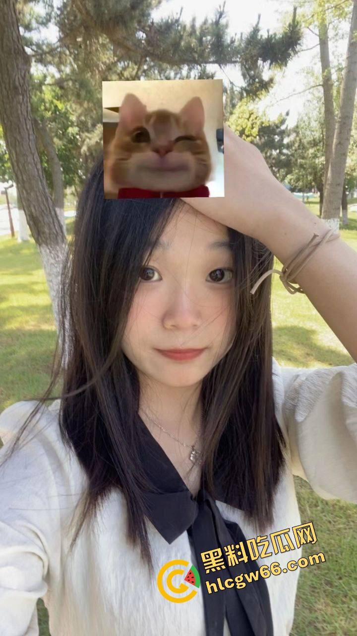 别看穿JK装,南充女大【李萌】骚得一匹,清纯大三女自拍掰穴自慰流出,阴唇黑得像涂了墨水!-1